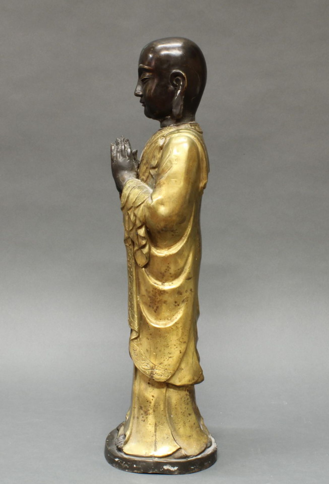 Figur, "Luohan Ananda", China, neuzeitlich, Metall, patiniert, vergoldet, stehend mit gefalteten - Image 2 of 4