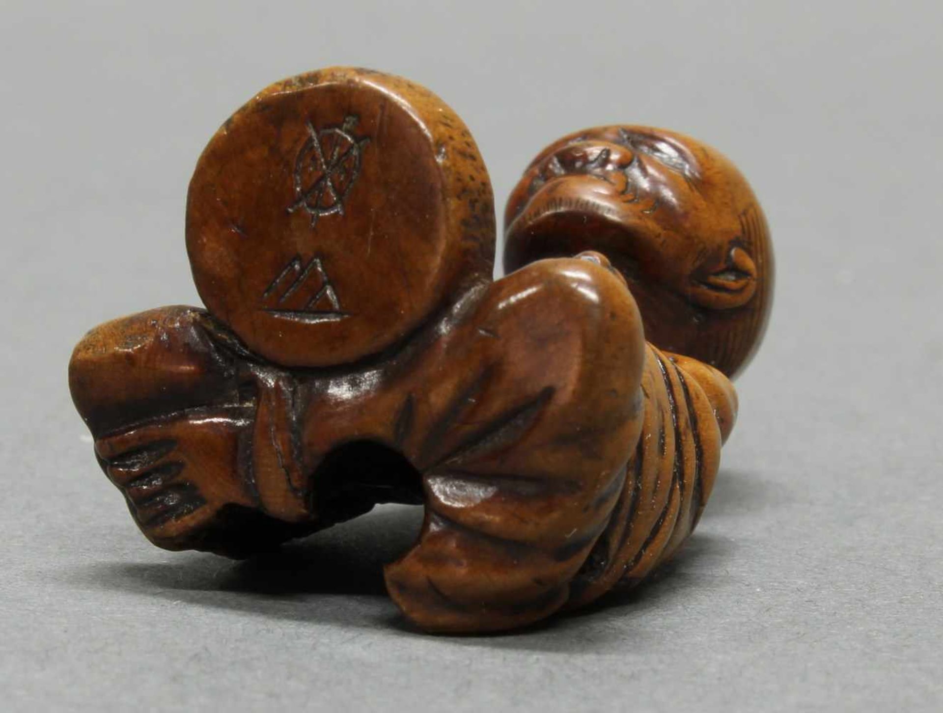 2 Netsuke, "Kröte auf Sandale", "Alter Steinklopfer", Japan, um 1900, Buchsbaum, je Signatur, 2-5 cm - Image 8 of 8