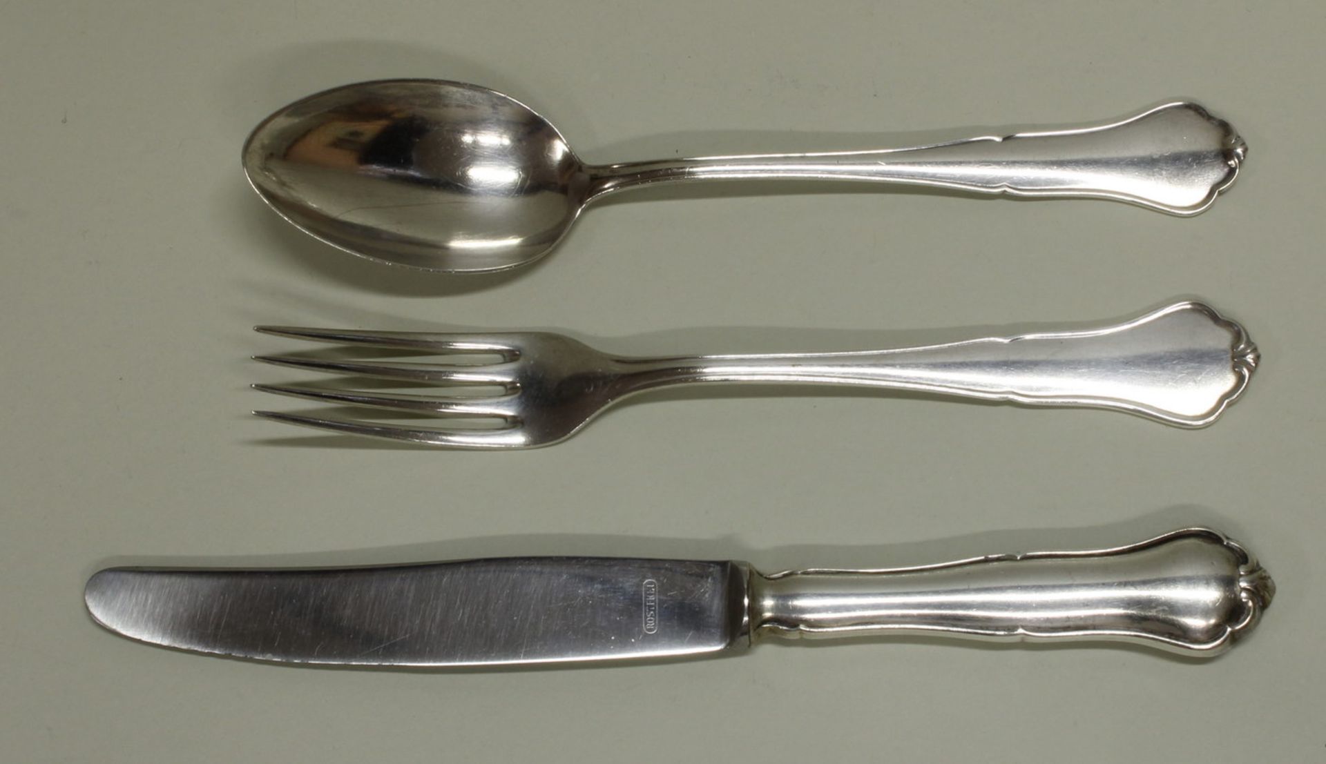 Besteck, Silber 800, deutsch, Rokokodekor, teils mit Monogramm: 3 Fischgabeln, 3 Fischmesser, 9 - Image 2 of 3