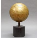 Bronze, goldbraun patiniert, "Abstrakt", auf Holzsockel, 40 cm hoch (Gesamtmaß). Peter Balogh,