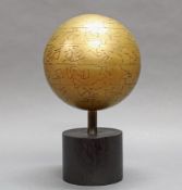 Bronze, goldbraun patiniert, "Abstrakt", auf Holzsockel, 40 cm hoch (Gesamtmaß). Peter Balogh,