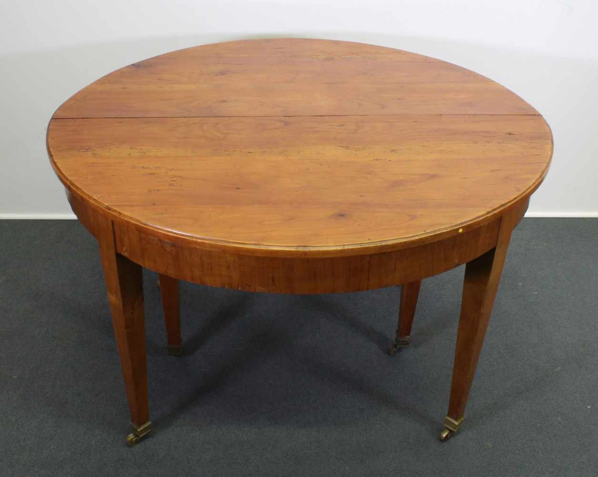 Ausziehtisch, Biedermeier, um 1830, Kirschholz, mit zwei Einlegeböden, 75 cm hoch, ø 119 cm, auf - Bild 3 aus 3