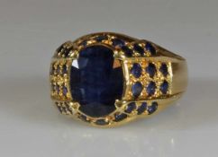 Ring, GG 750, 1 oval facettierter Saphir, 30 kleine Besatz-Saphire, 9 g, RM 18