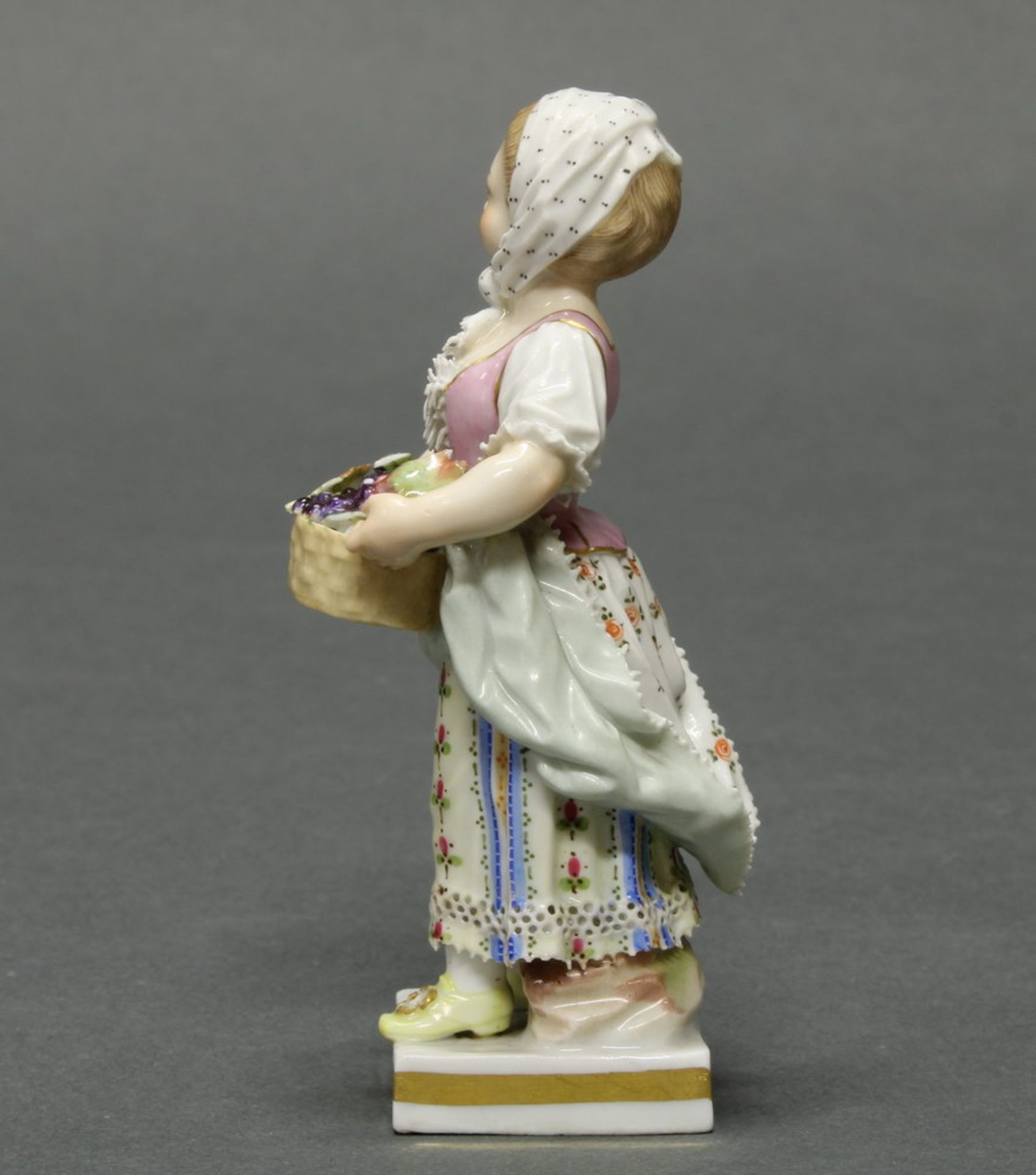 Porzellanfigur, "Mädchen mit Weinkorb", Meissen, Schwertermarke, 1. Wahl, polychrom und - Image 2 of 5