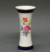 Vase, Meissen, Schwertermarke, 2. Wahl, konisch, Weiß und Königsblau, bunte Blumen, Goldrand, 25.5