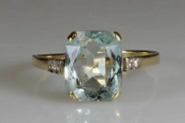 Ring, GG 585, 1 rechteckig facettierter Aquamarin, 4 kleine Besatz-Brillanten, 2 g, RM 17