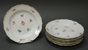 6 Speiseteller, Meissen, Schwertermarke, 1850-1924, 1. Wahl, gestreute Blümchen, bunt, Goldrand, ø