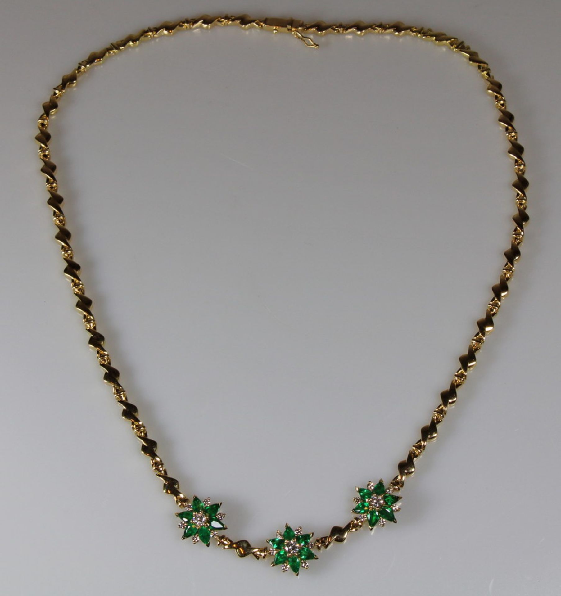 Collier, GG 750, 18 facettierte Smaragdtropfen ca. 5 x 3 mm, gute Farbe, 3 Brillanten zus. ca. 0.