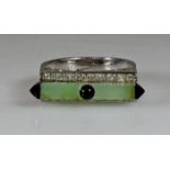 Ring, Art Deco-Stil, WG 750, Brillanten zus. ca. 0.14 ct., etwa w/si-p, Jade und Onyx, 7 g, RM 18