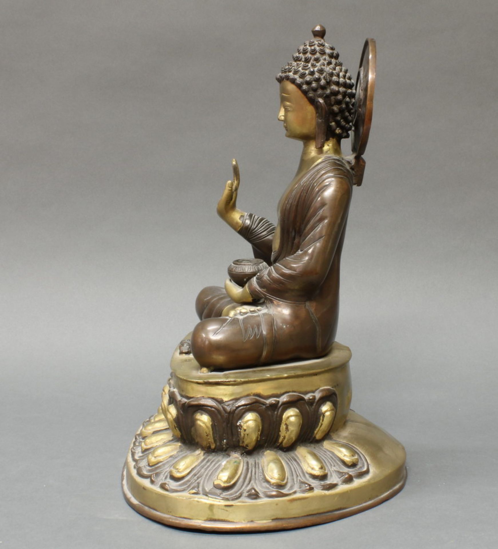 Figur, "Sitzender Buddha", Nepal, neuzeitlich, Metall, patiniert, auf doppeltem Lotus, 40 cm hoch - Image 2 of 4