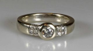 Ring, WG 585, 1 Brillant ca. 0.30 ct., etwa tcr/vs, 16 Brillanten zus. ca. 0.40 ct., etwa w-tcr/