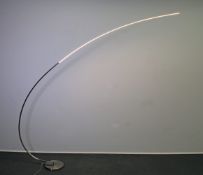 Moderne Stehlampe, Metall, gebogene Form, in der Länge variierbar, bez. Fa. Zijlstra - 4004 JL Tiel