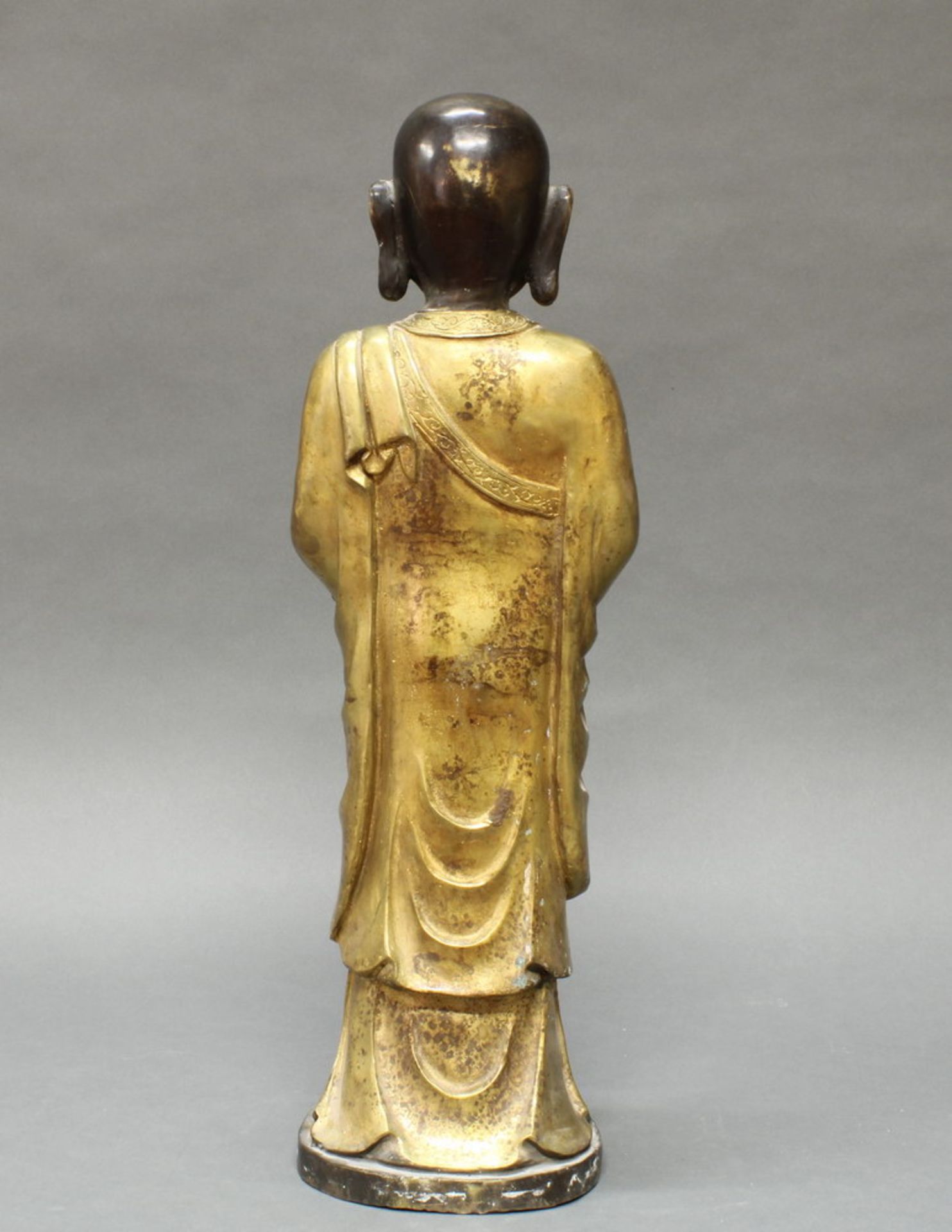 Figur, "Luohan Ananda", China, neuzeitlich, Metall, patiniert, vergoldet, stehend mit gefalteten - Image 3 of 4