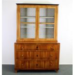 Schreibschrank, mit Vitrinenaufsatz, Biedermeier, süddeutsch, um 1825, Kirschbaum, Unterteil drei