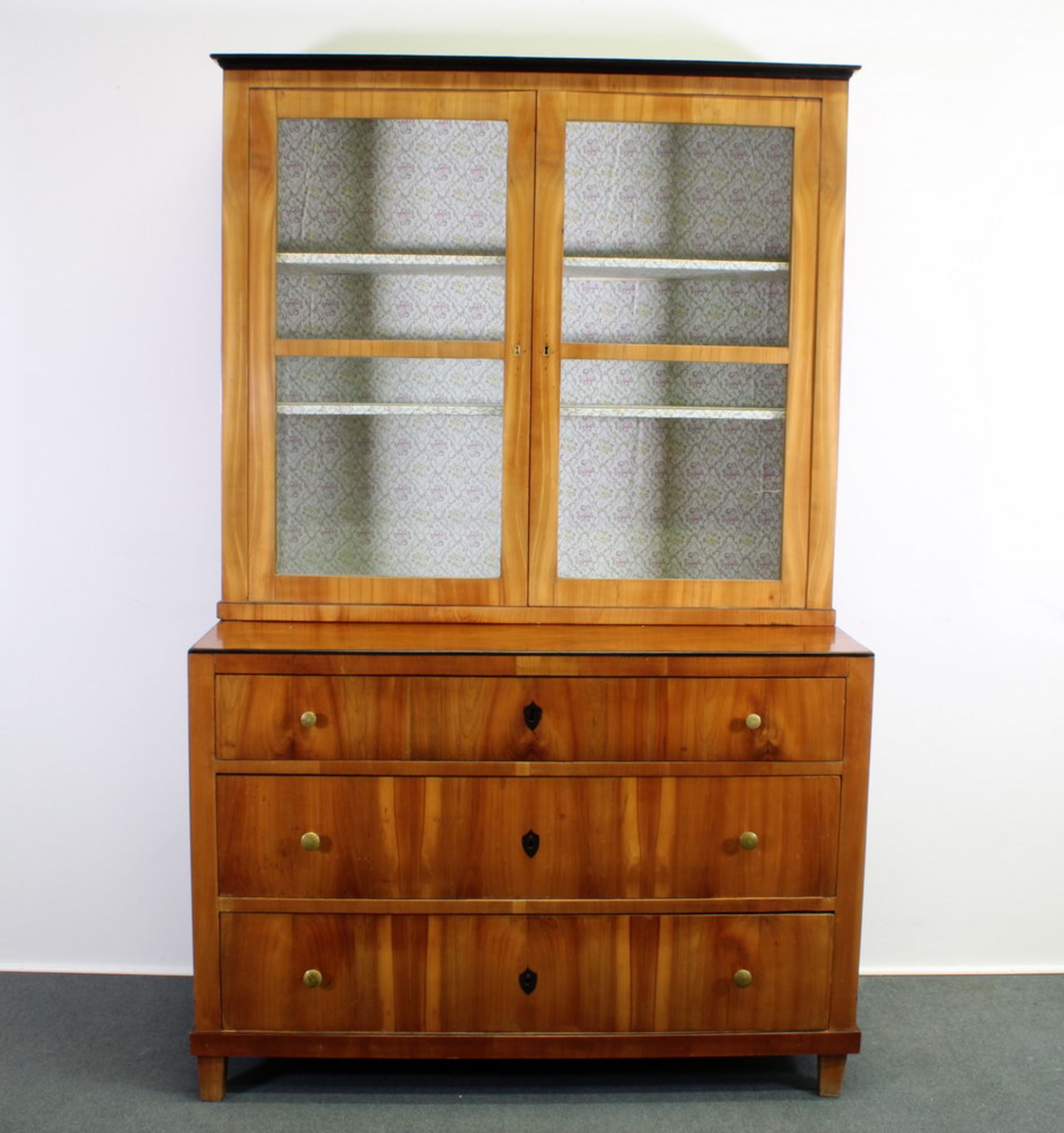 Schreibschrank, mit Vitrinenaufsatz, Biedermeier, süddeutsch, um 1825, Kirschbaum, Unterteil drei