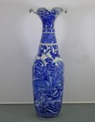 Große Bodenvase, Japan, wohl Seto, Ende 19. Jh., Porzellan, schlanke Form mit trompetenförmigem Hals