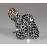 Schlangenring, WG 750, schwarze und braune Diamanten zus. ca. 3.0 ct., 12 g, RM 17.5