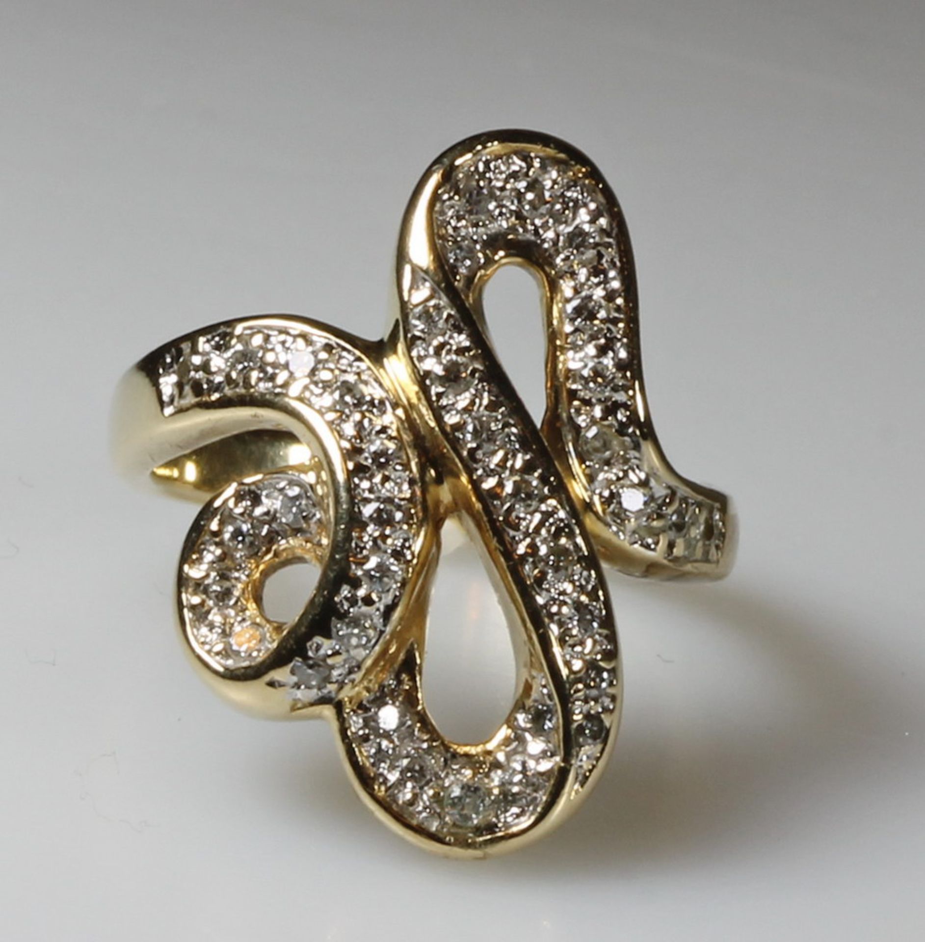 Ring, verschlungene Form, GG 585, 40 Brillanten zus. ca. 0.20 ct., ca. 6.6 g, RM 16.5