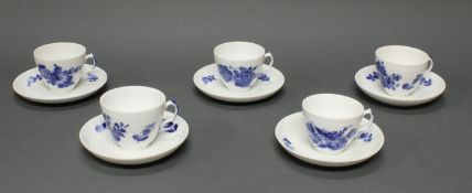 5 Tassen, 5 Untertassen, Royal Kopenhagen, blaue Blume, zwei Tassen innen mit Blumen