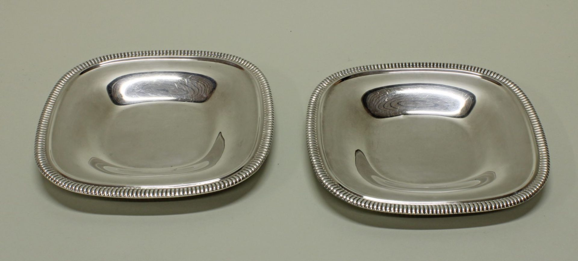 Paar Anbietplatten, Silber 835, Wilkens, vierseitig, Zahnfriesrand, 2.5 x 22 x 22 cm, zus. ca. 430