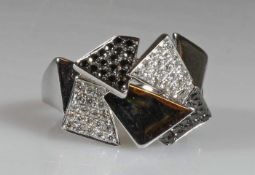 Ring, Desig LFC (gepunzt), WG 750, Brillanten zus. ca. 0.35 ct., etwa w/vs-si, pavé gefasst,