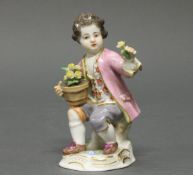Porzellanfigur, "Sitzender Gärtnerknabe mit Blumentopf", Meissen, Schwertermarke, 1. Wahl,