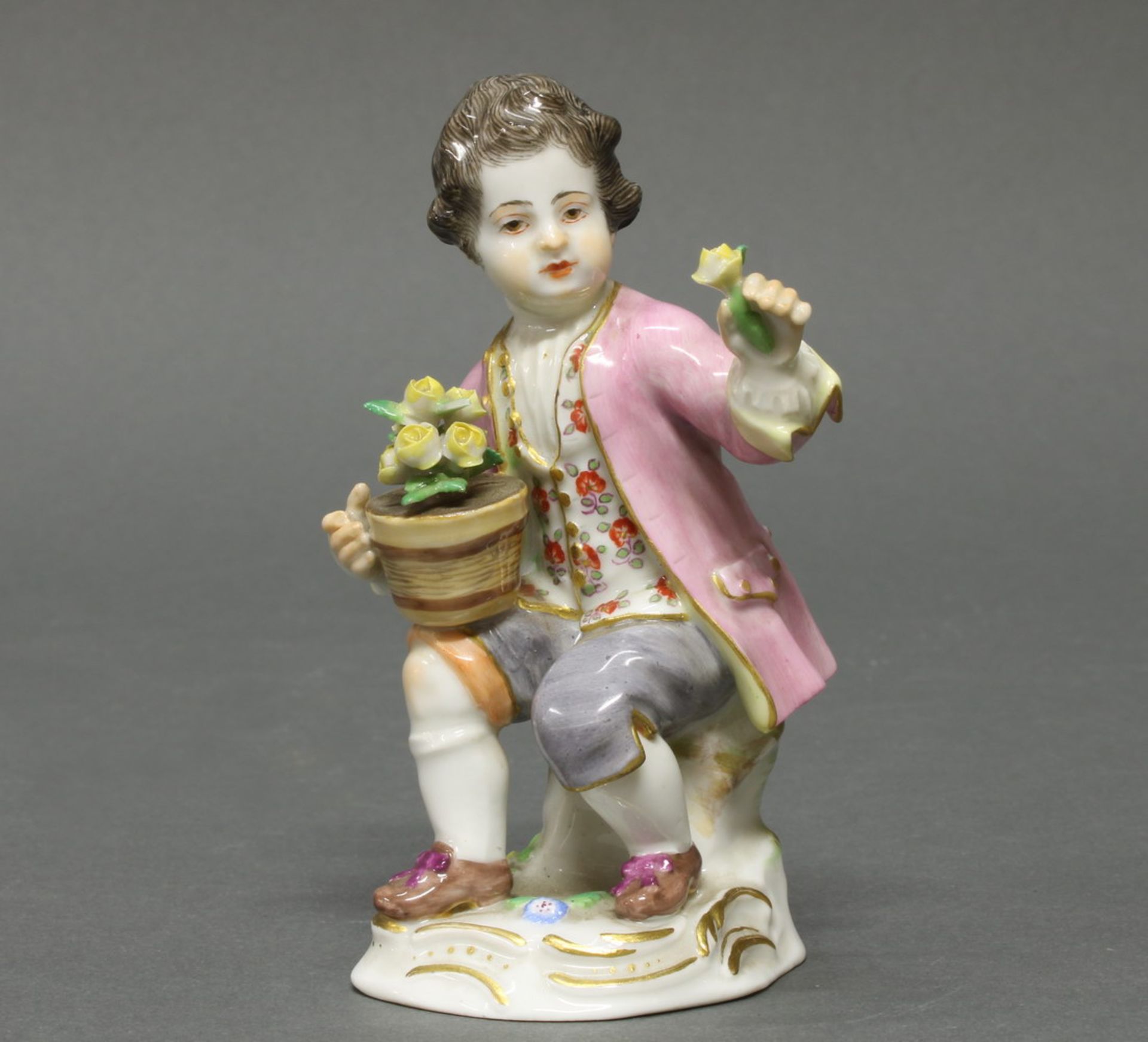 Porzellanfigur, "Sitzender Gärtnerknabe mit Blumentopf", Meissen, Schwertermarke, 1. Wahl,