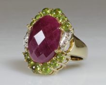 Ring, GG 585, 1 ovaler Rubin ca. 18 x 13 mm, Rosenschliff, 12 runde (wohl) Peridot-Carbochons, 12 g,