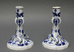 Paar Kerzenleuchter, Meissen, Schwertermarke, 1850-1924, 1. Wahl, Zwiebelmuster, Rokokoform, je