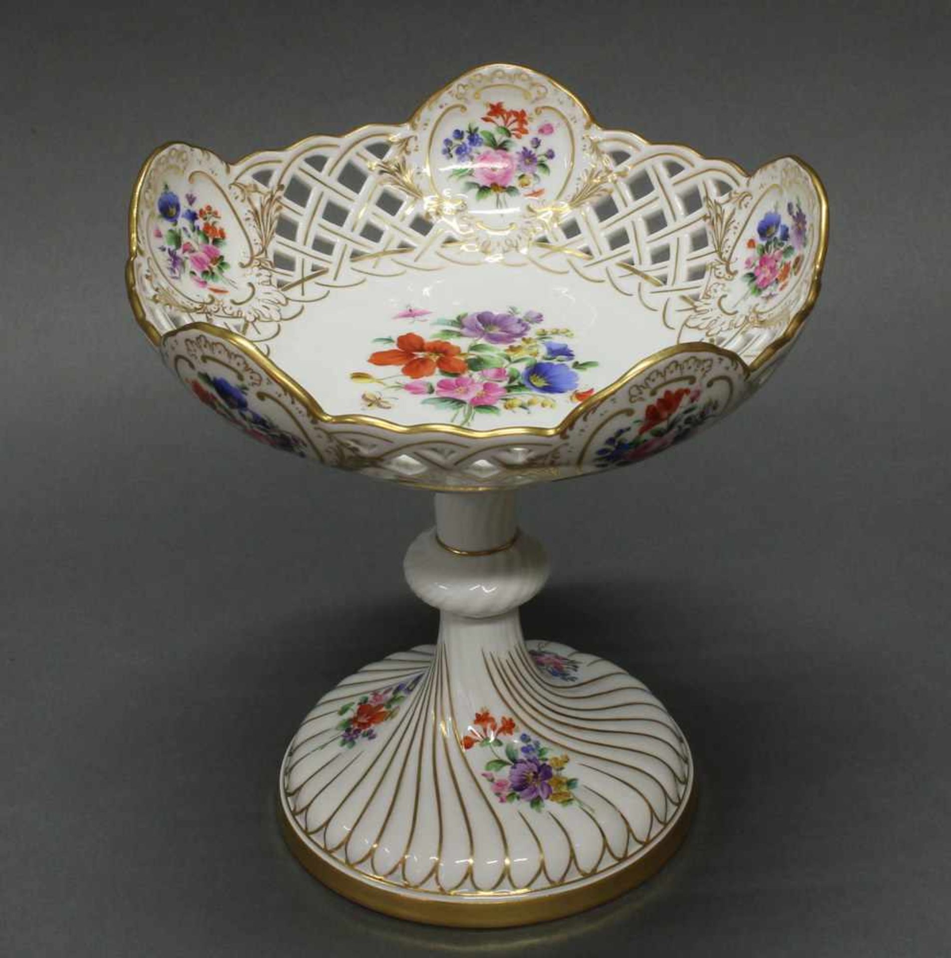 Tafelaufsatz, Meissen, Schwertermarke, 1850-1924, 1. Wahl, bunte Blumenbuketts und Insekten,