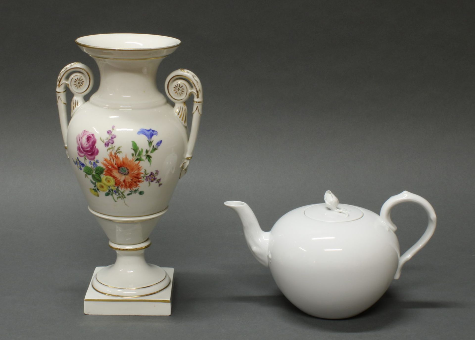 Teekanne, Meissen, Schwertermarke, 2. Wahl, Weißporzellan, 13 cm hoch; Amphoravase, Meissen, 4.