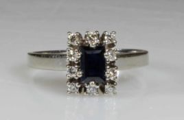 Ring, WG 585, 1 Saphir-Baguette ca. 0.80 ct., 10 Brillanten zus. ca. 0.25 ct., etwa w/vs,