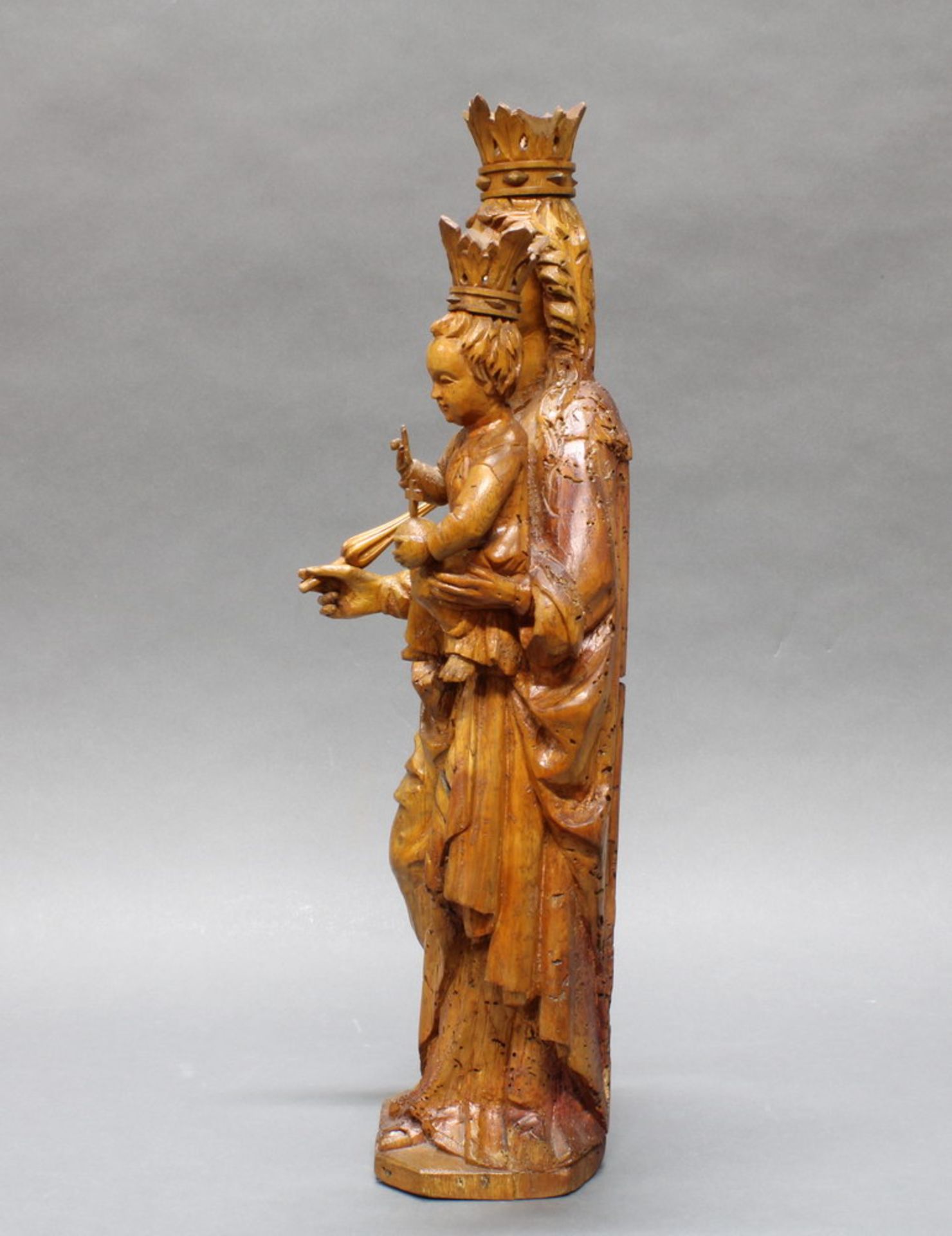 Skulptur, Holz geschnitzt, "Muttergottes mit Kind", 17./18. Jh., 51 cm hoch, alte Wurmlöcher, - Image 2 of 5