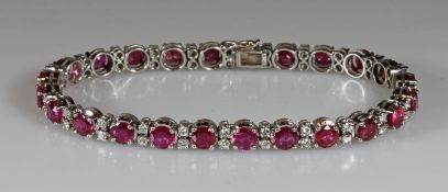 Armband, WG 750, 24 runde facettierte Rubine, 48 Achtkant-Diamanten, 18 cm lang, 16 g, Tragespuren