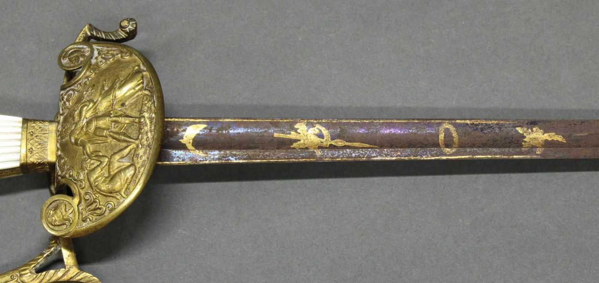 Degen, 19. Jh., vergoldetes Gefäß, Stichblatt mit antikisierender Szene, Griff mit Perlmutt, - Bild 4 aus 5