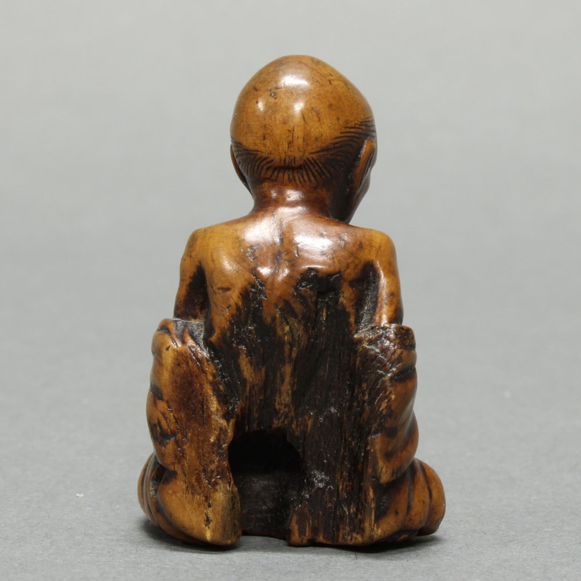 2 Netsuke, "Kröte auf Sandale", "Alter Steinklopfer", Japan, um 1900, Buchsbaum, je Signatur, 2-5 cm - Image 4 of 8