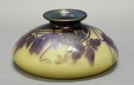 Vase, Emile Gallé, um 1920, Glas, violetter Überfangdekor mit Blüten und Blättern auf gelblichem
