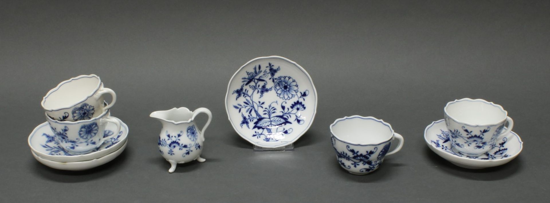 4 Tassen mit Untertassen, Sahnegießer, Meissen, Schwertermarke, 1850-1934, 1./2. Wahl,