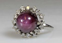 Ring, WG 585, 1 Sternrubin ca. 10.50 ct., 16 Brillanten zus. ca. 0.55 ct., etwa w/vs, Goldgewicht