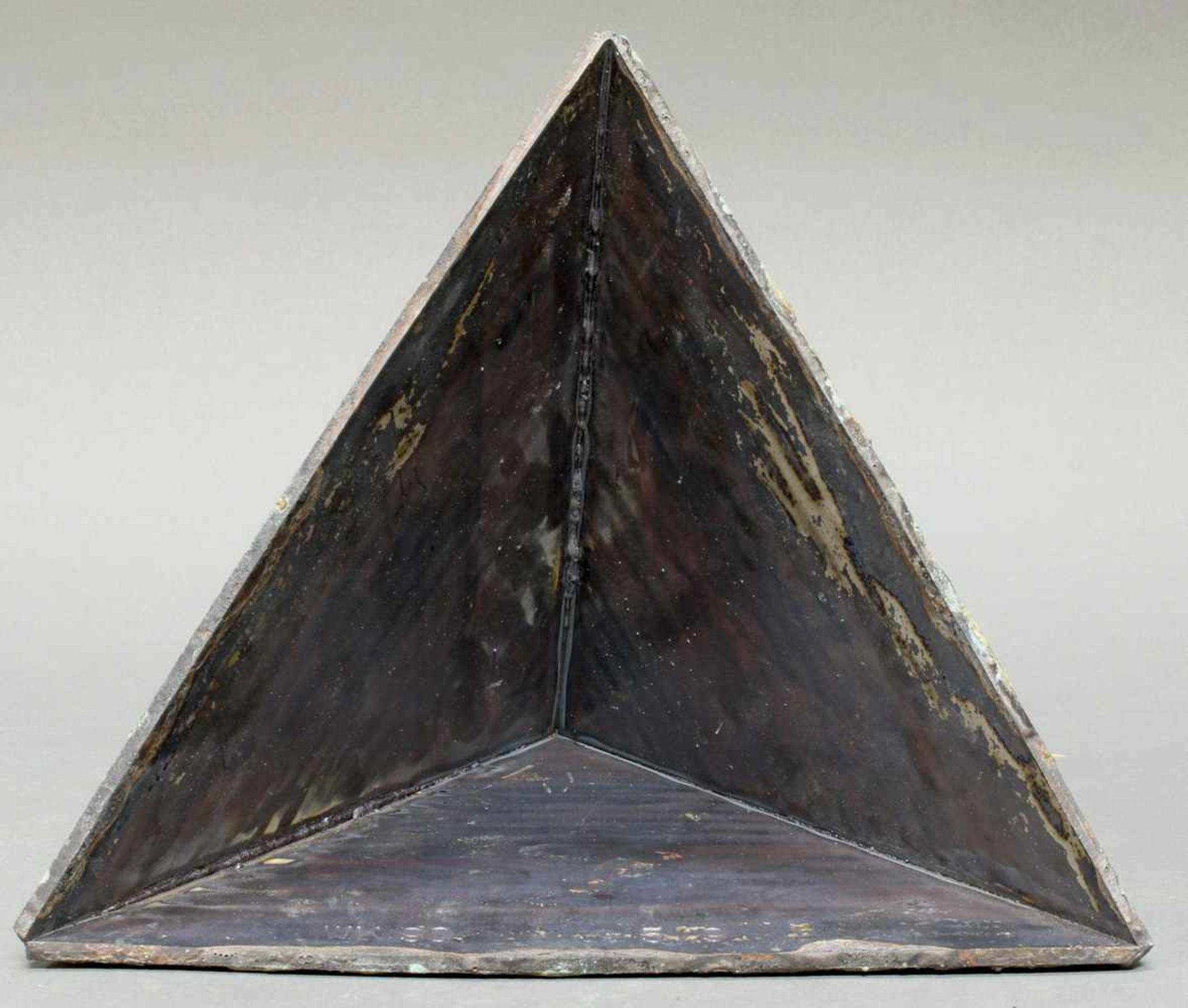 Metallskulptur, grünbraun patiniert, "Pyramide", an der Innenfläche monogrammiert und datiert WK 90, - Image 4 of 4