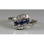 Ring, WG 585, 3 runde facettierte Saphire zus. ca. 0.60 ct., 8 Brillanten zus. ca. 0.08 ct., ca. 3