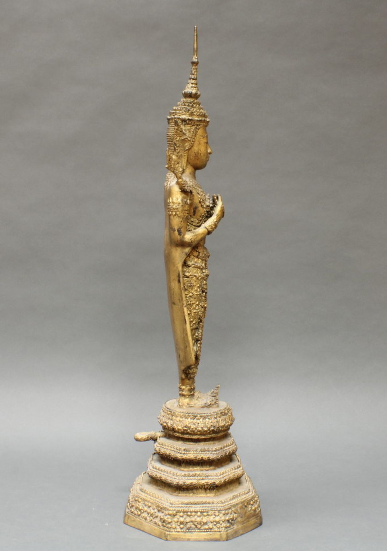 Figur, "Stehende Gottheit", Thailand, 20. Jh., Rattanakosin, Bronze, lackvergoldet, auf hohem - Image 4 of 4