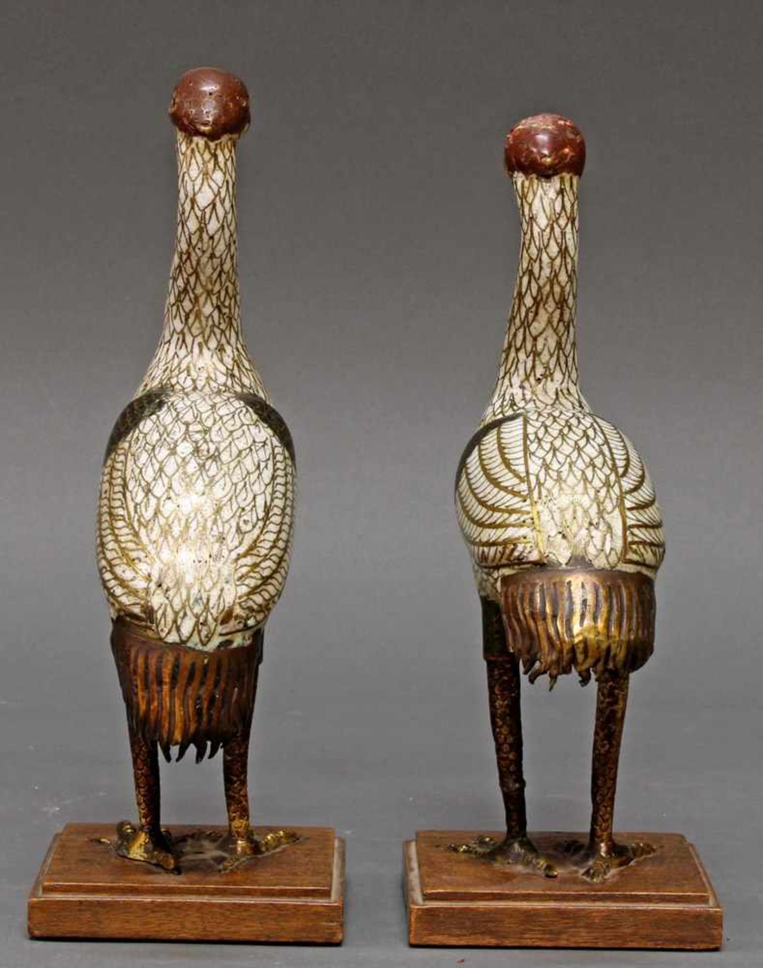 Paar Figuren, "Kraniche", China 19. Jh., Cloisonné, polychrom, partiell vergoldet, ca. 22-23 cm - Image 4 of 6