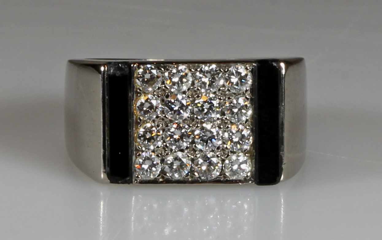 Ring, WG 750, 16 Brillanten zus. gepunzt 0.65 ct., 2 Onyx-Elemente (minimale Chips an den Ecken),