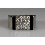 Ring, WG 750, 16 Brillanten zus. gepunzt 0.65 ct., 2 Onyx-Elemente (minimale Chips an den Ecken),