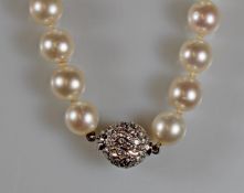 Perlenkette, 93 Akoya-Zuchtperlen ø 9 mm, Kugelschließe WG 750, Diamanten pavé gefasst, 104 cm lang