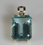 Anhänger, GG 585, 1 Aquamarin ca. 26.30 ct, Smaragdschliff, Goldgewicht ca. 3.9 g