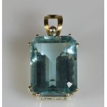 Anhänger, GG 585, 1 Aquamarin ca. 26.30 ct, Smaragdschliff, Goldgewicht ca. 3.9 g