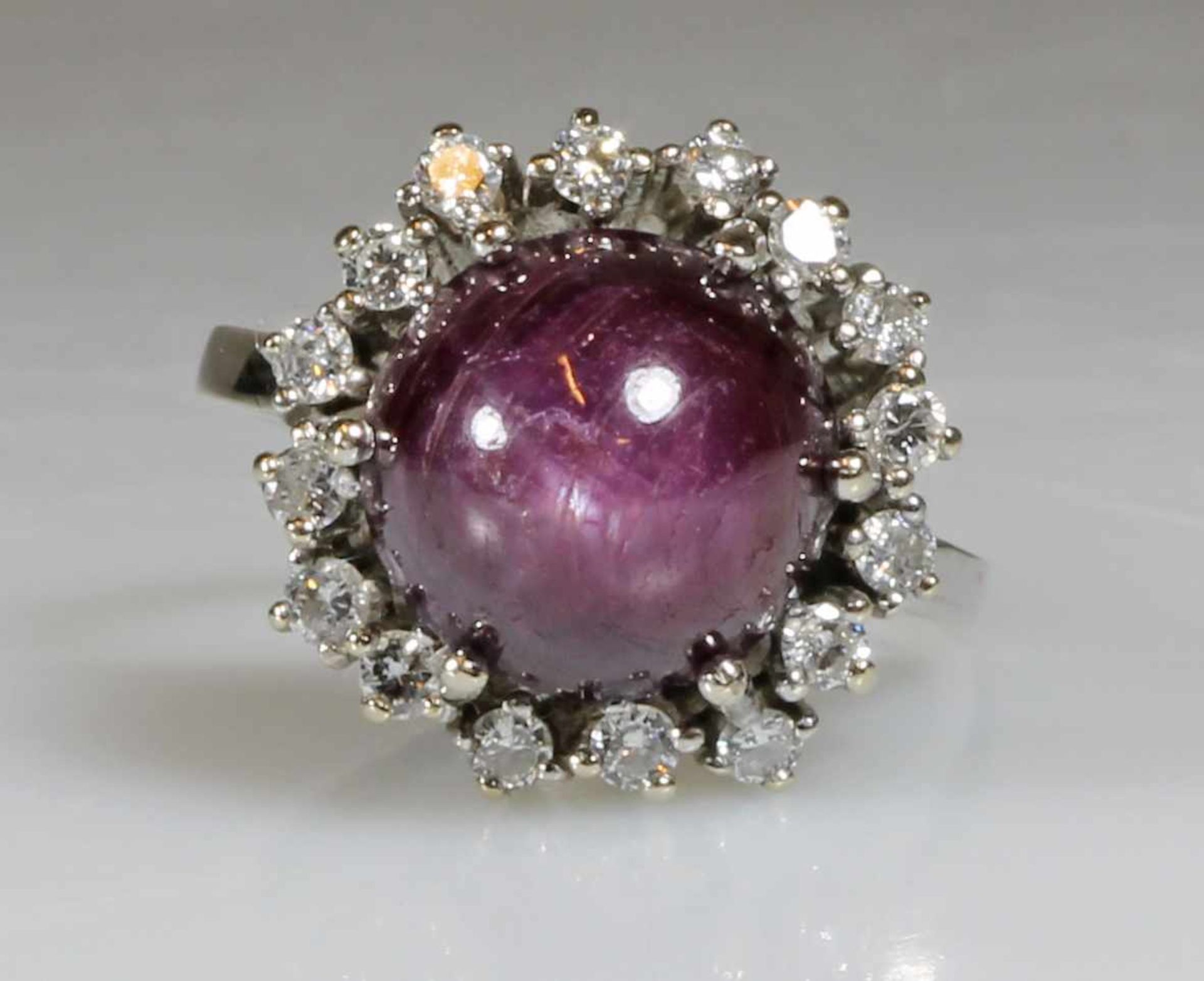 Ring, WG 585, 1 Sternrubin ca. 10.50 ct., 16 Brillanten zus. ca. 0.55 ct., etwa w/vs, Goldgewicht - Bild 2 aus 2