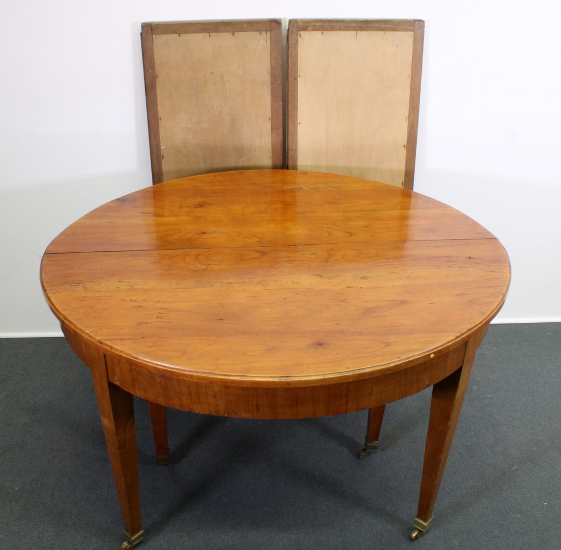 Ausziehtisch, Biedermeier, um 1830, Kirschholz, mit zwei Einlegeböden, 75 cm hoch, ø 119 cm, auf - Bild 2 aus 3